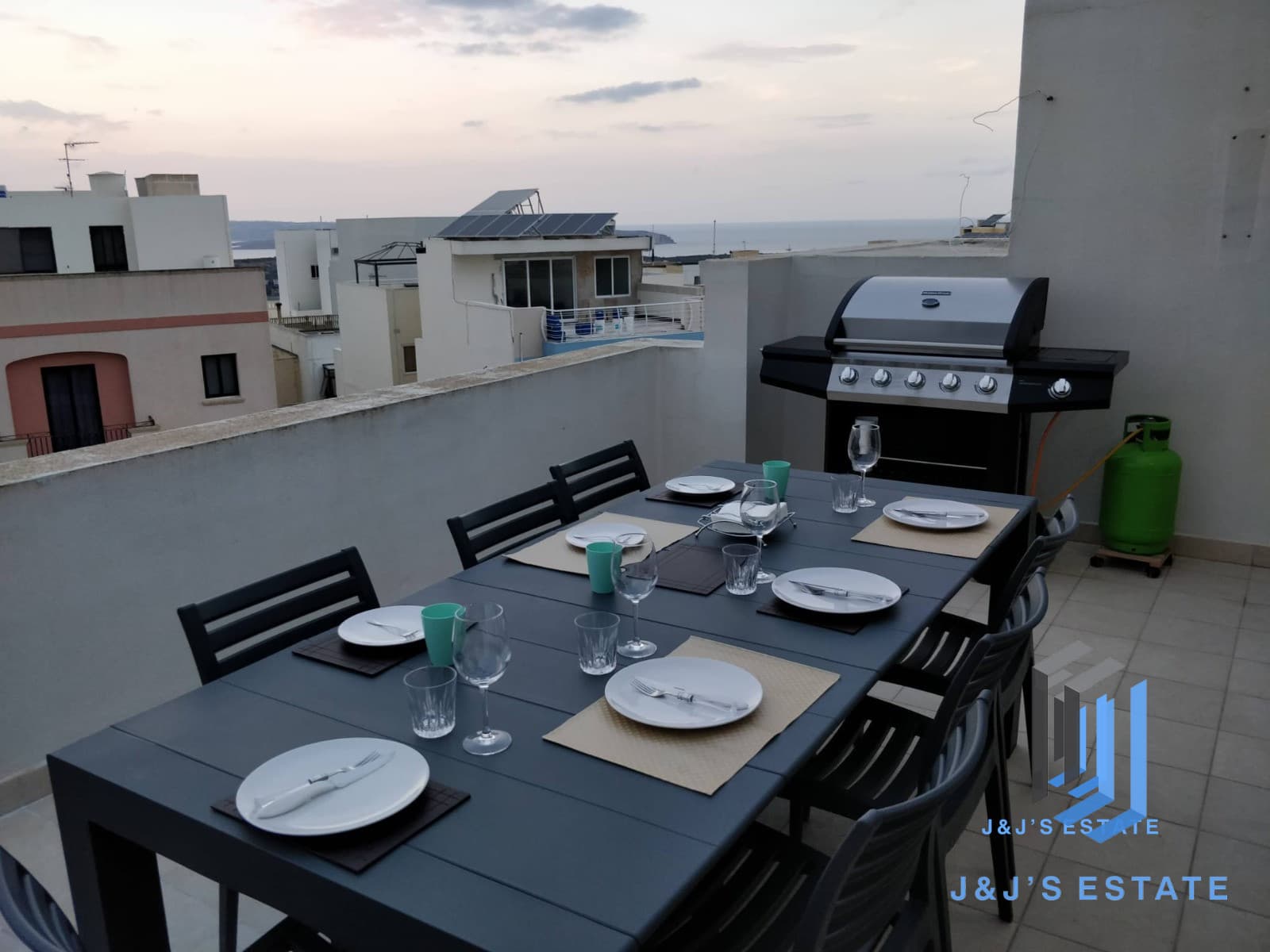 Modern 2-Bedroom Apartment with Sea Views in Mellieha · 1