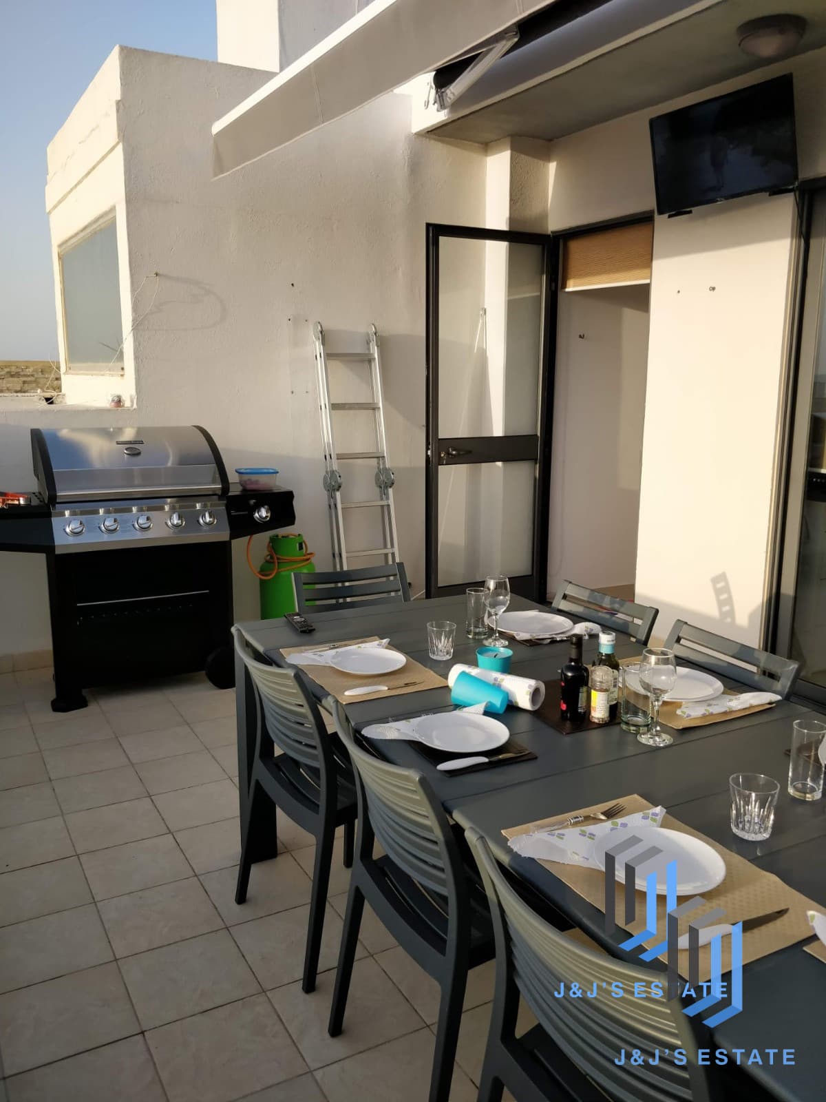 Modern 2-Bedroom Apartment with Sea Views in Mellieha · 10