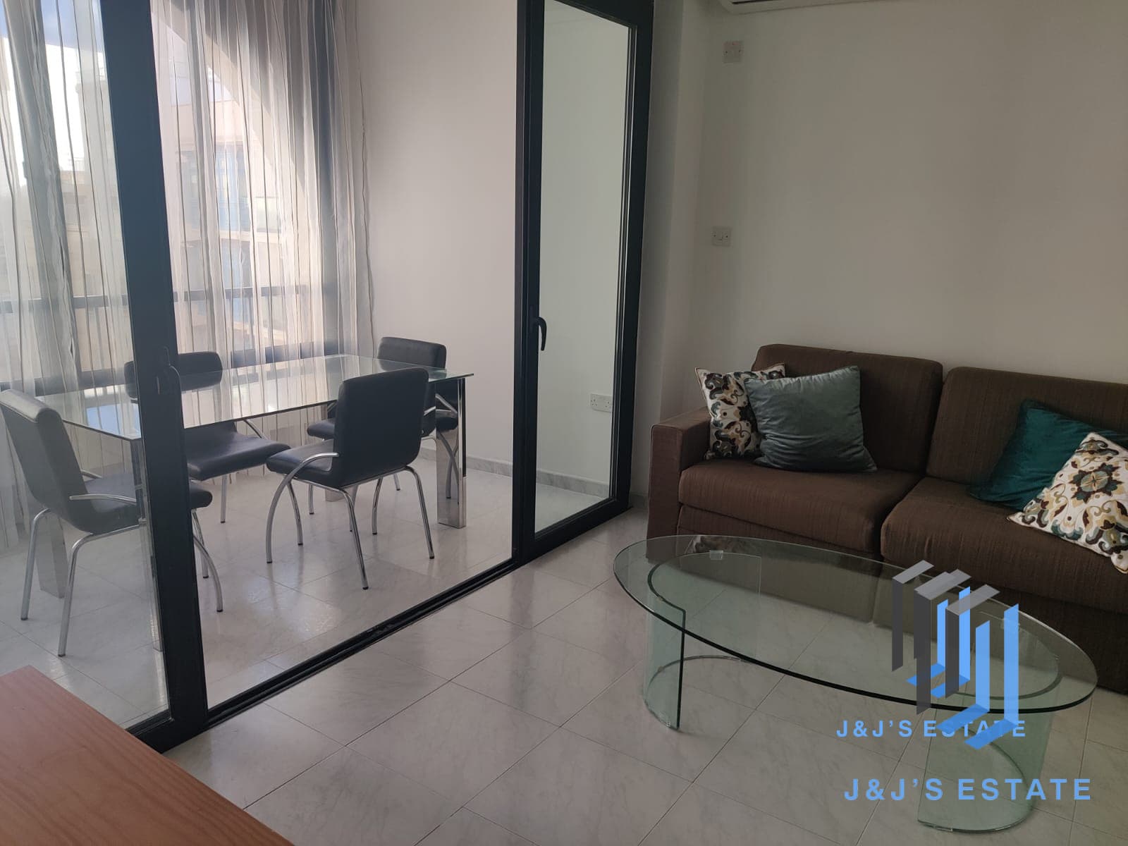 1-Bedroom Apartment in Tigné, Sliema · 1