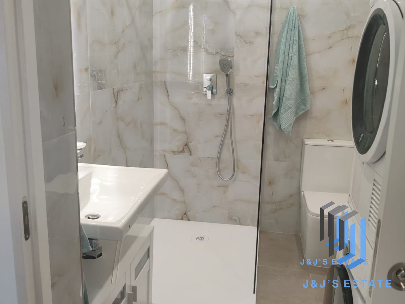 1-Bedroom Apartment in Tigné, Sliema · 5