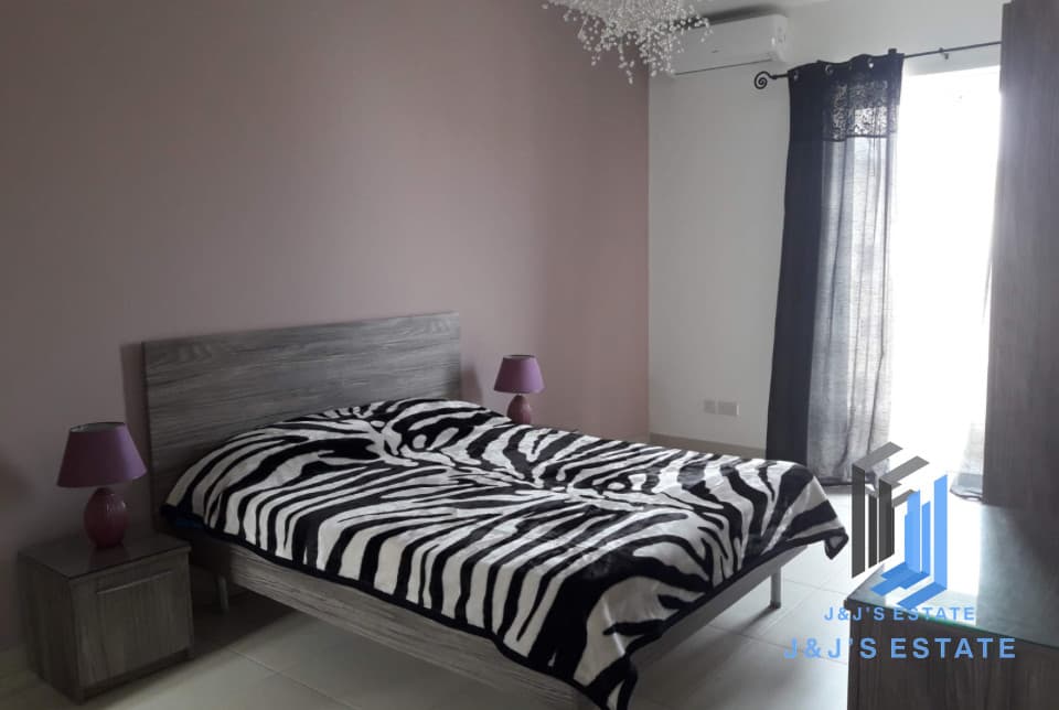 Modern Penthouse with Terrace in Marsaskala · 4