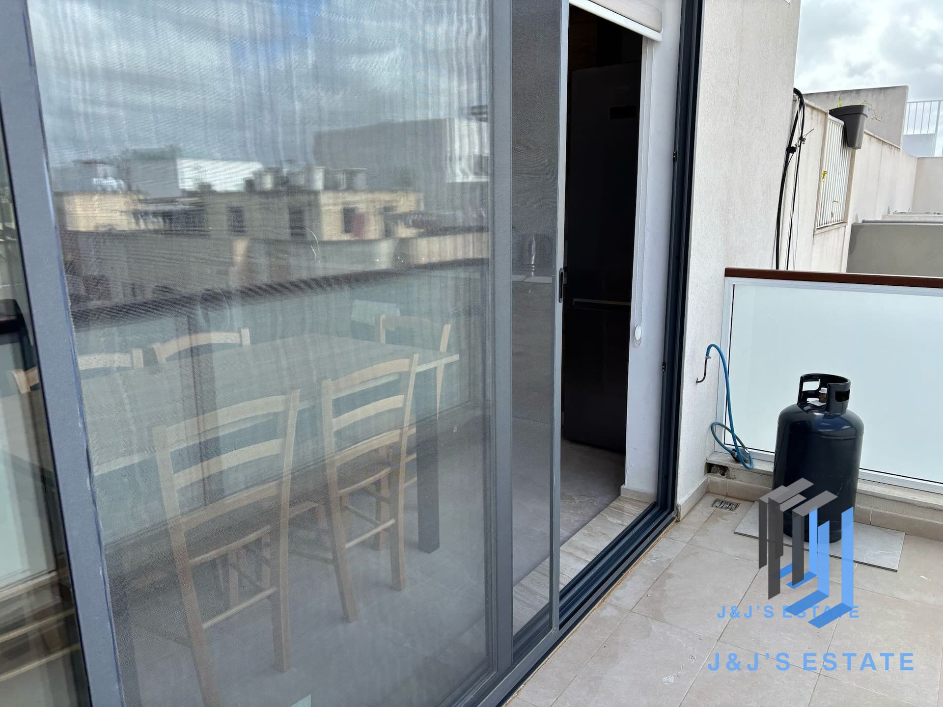 Modern 2-Bedroom Apartment in Birkirkara · 7