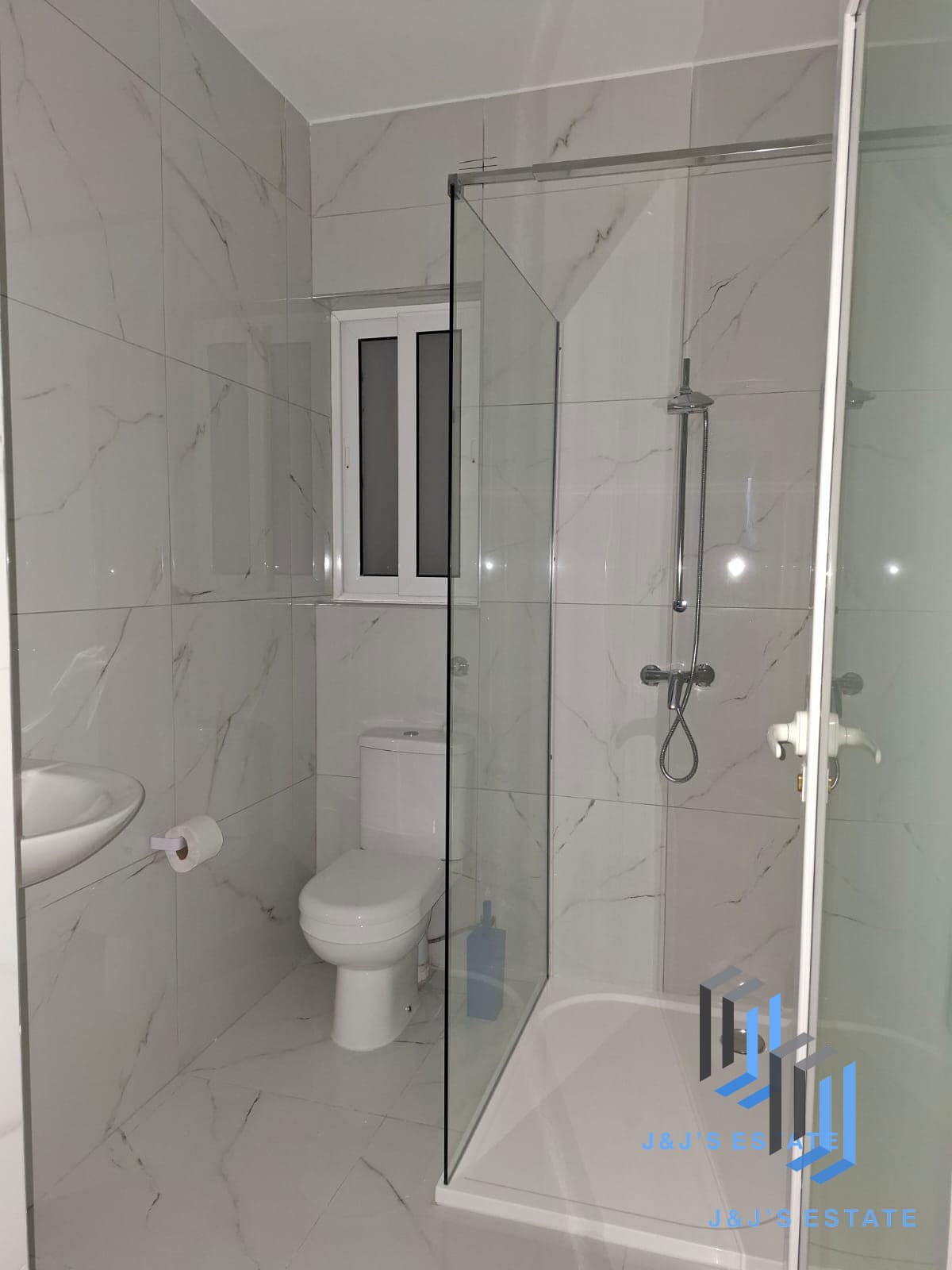 Brand New & Bright 2-Bedroom Apartment Near Airport · 3