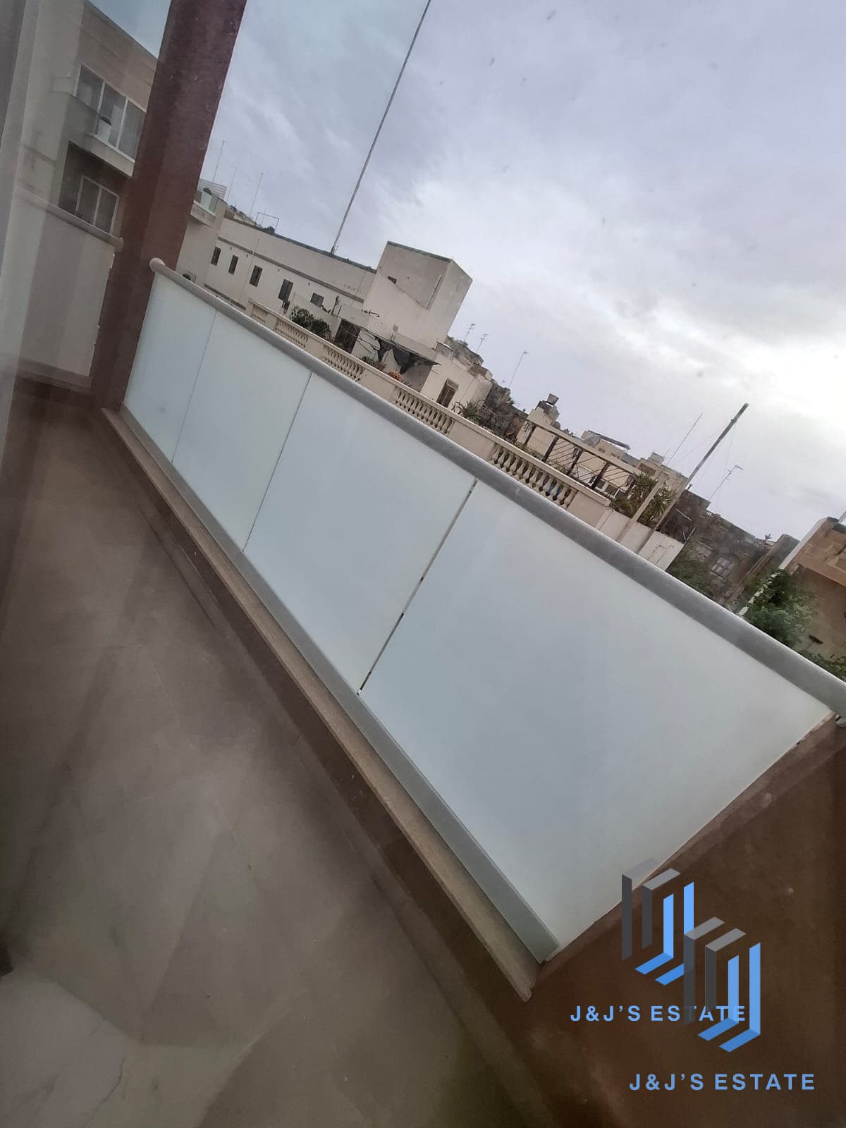 Brand New & Bright 2-Bedroom Apartment Near Airport · 4