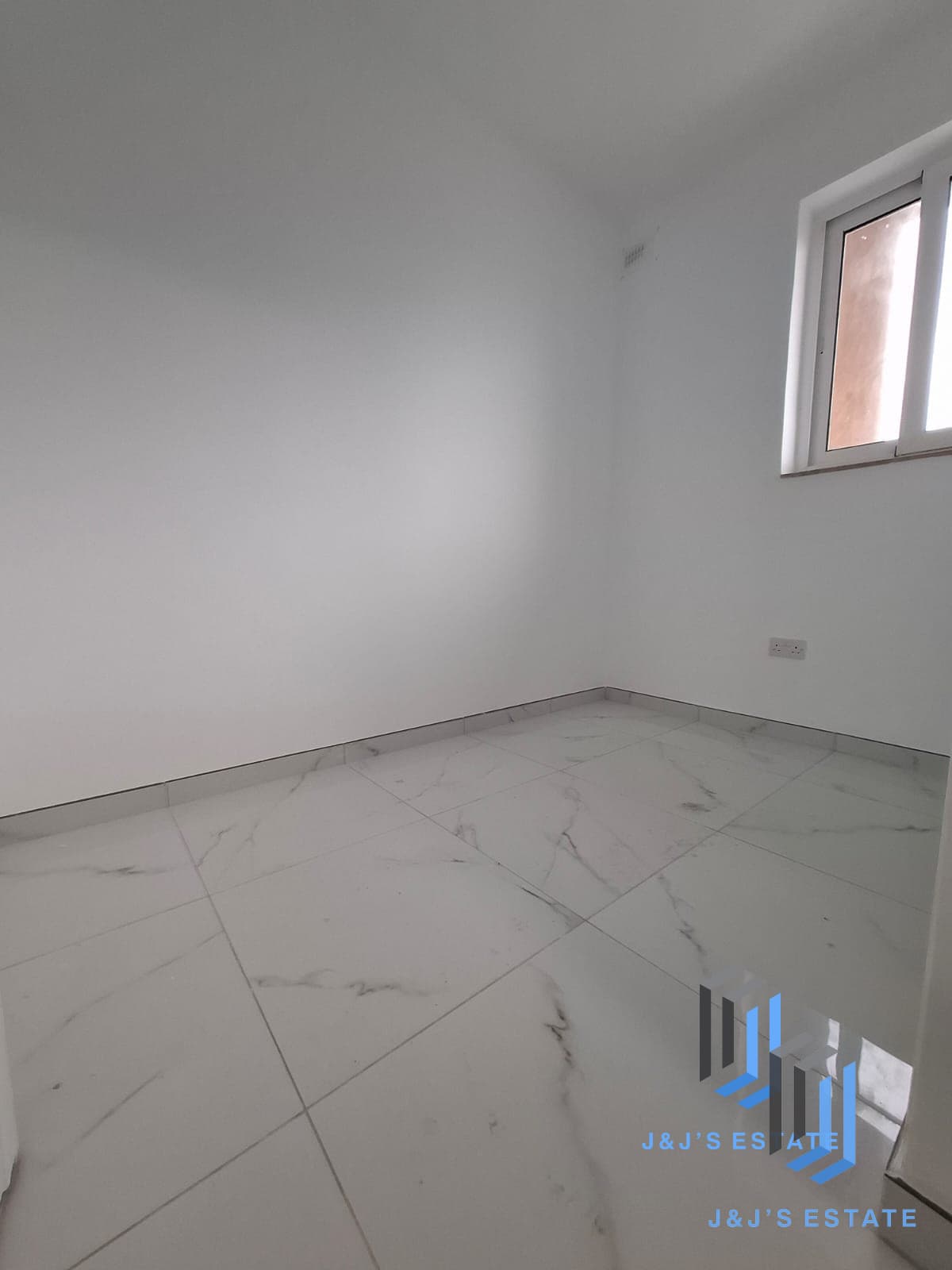 Brand New & Bright 2-Bedroom Apartment Near Airport · 5