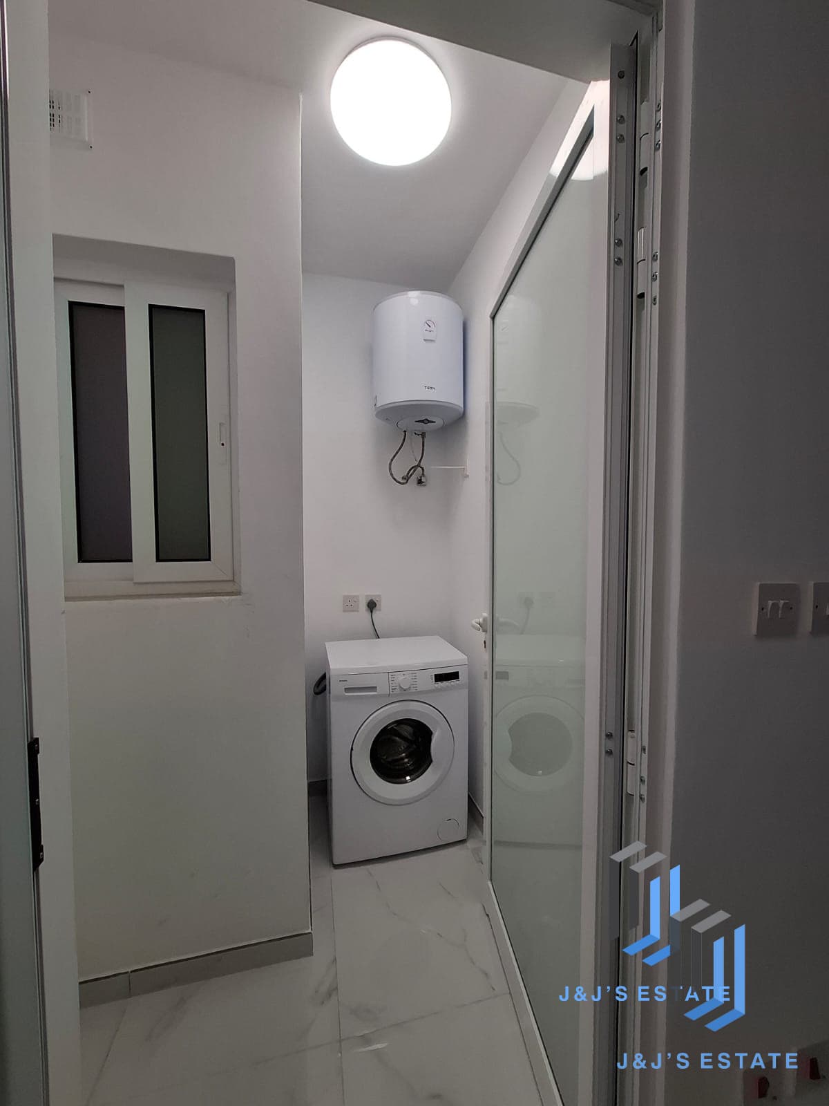 Brand New & Bright 2-Bedroom Apartment Near Airport · 6
