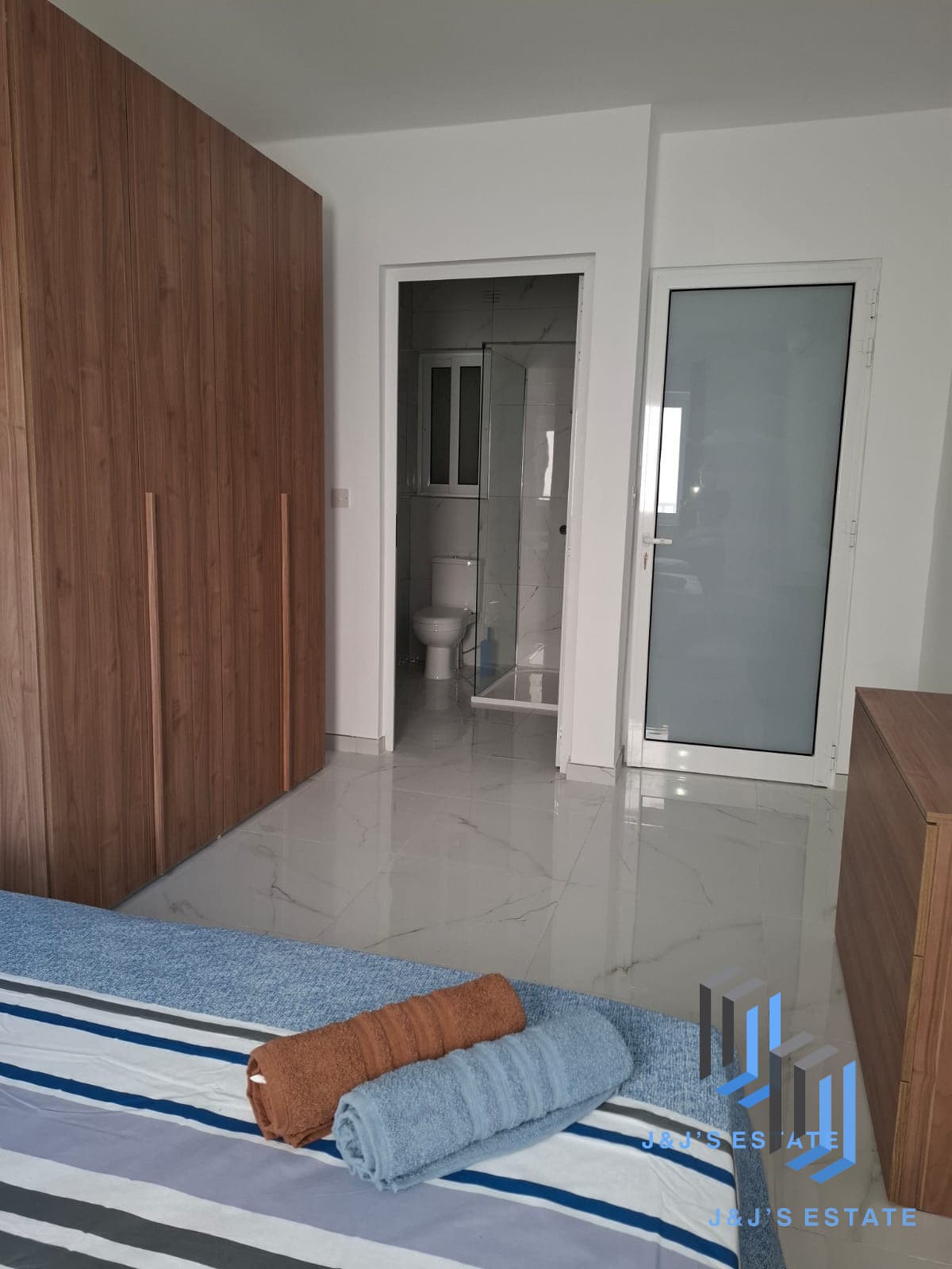 Brand New & Bright 2-Bedroom Apartment Near Airport · 10