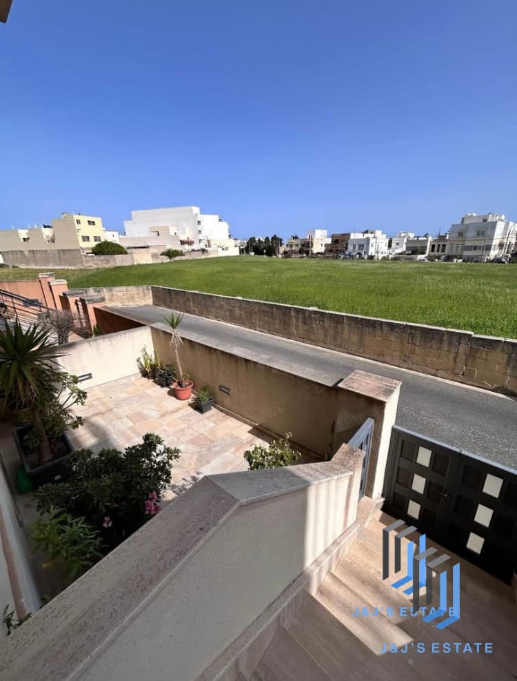 Ground Floor Maisonette with Yards & Green Views – Naxxar · 2
