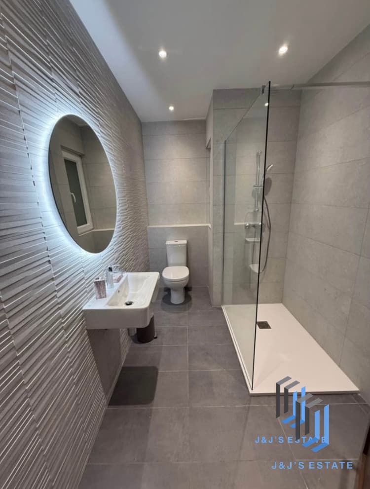 Modern 3-Bedroom Apartment in Pembroke · 5