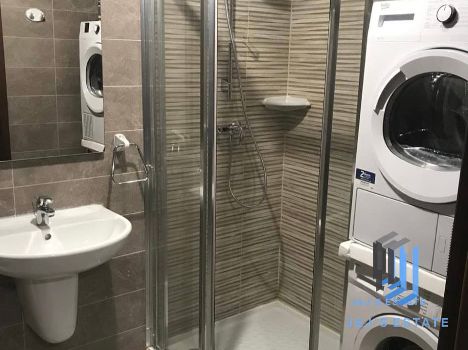 Spacious 3-Bedroom Apartment - 5 Minutes from Airport · 3
