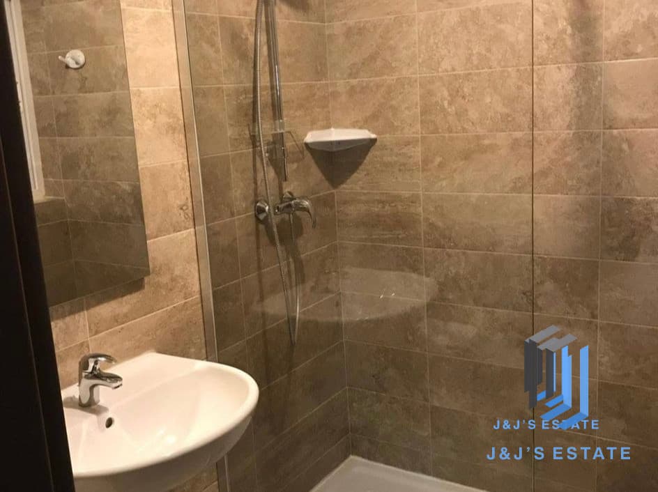 Spacious 3-Bedroom Apartment - 5 Minutes from Airport · 5