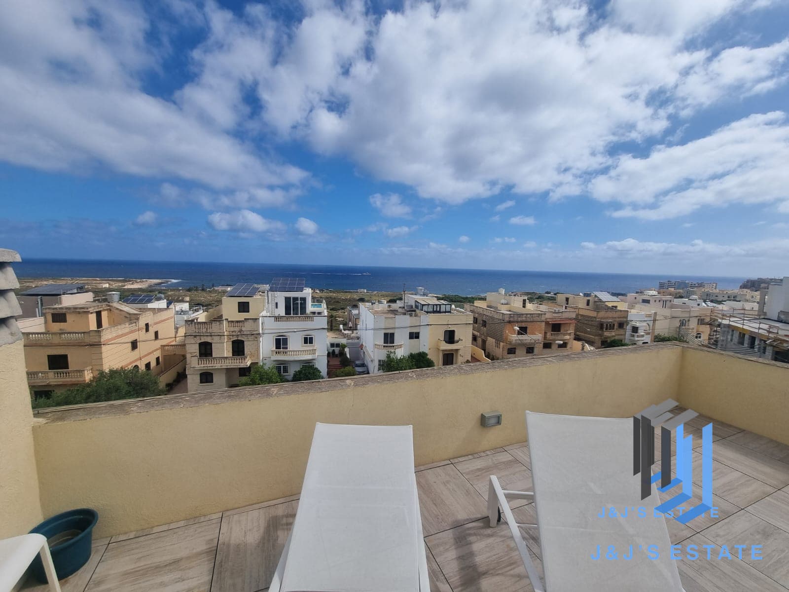 Spacious 3-Bedroom Penthouse / Townhouse with Sea Views - Pembroke · 2