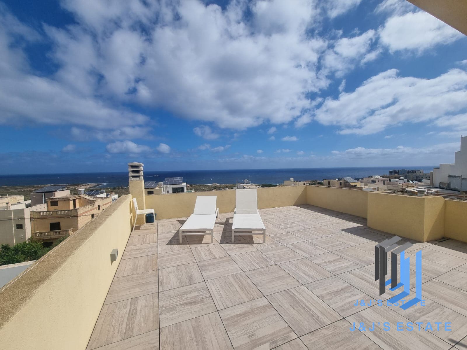 Spacious 3-Bedroom Penthouse / Townhouse with Sea Views - Pembroke · 3