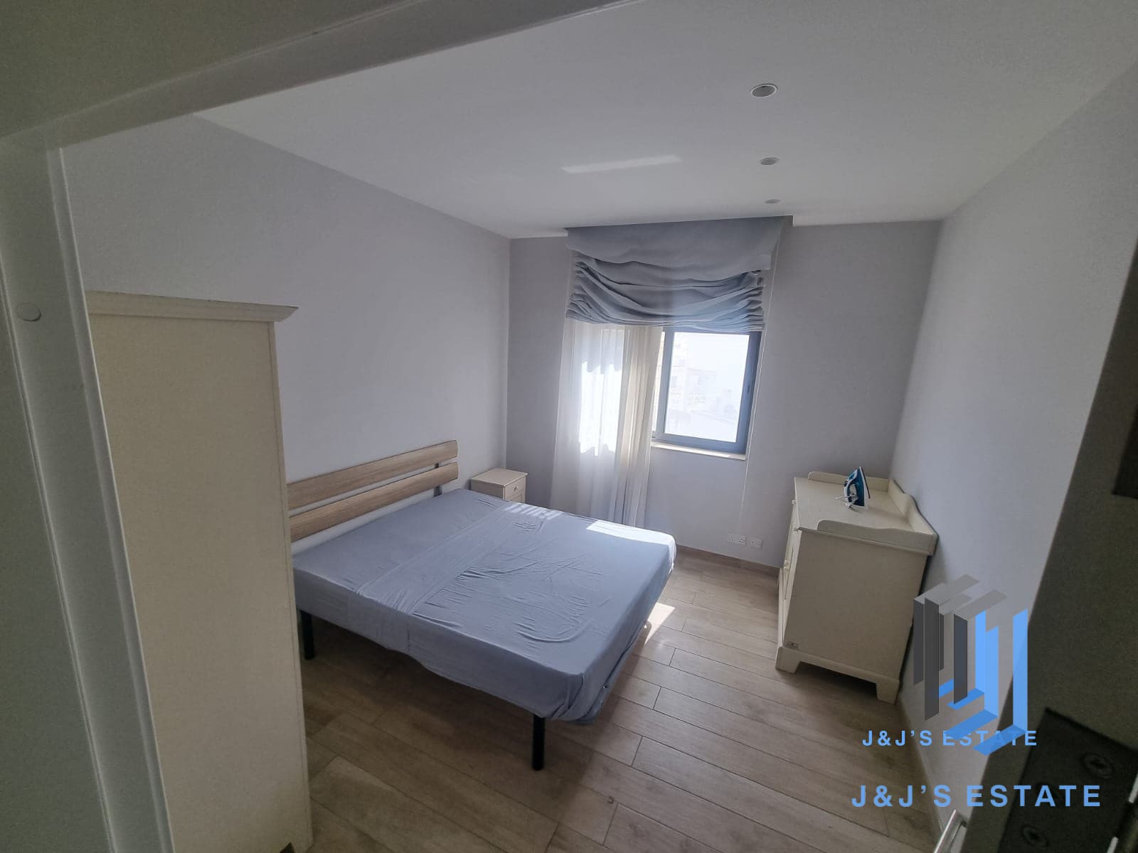 Spacious 3-Bedroom Penthouse / Townhouse with Sea Views - Pembroke · 4