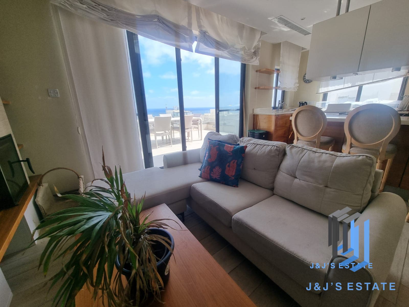 Spacious 3-Bedroom Penthouse / Townhouse with Sea Views - Pembroke · 5