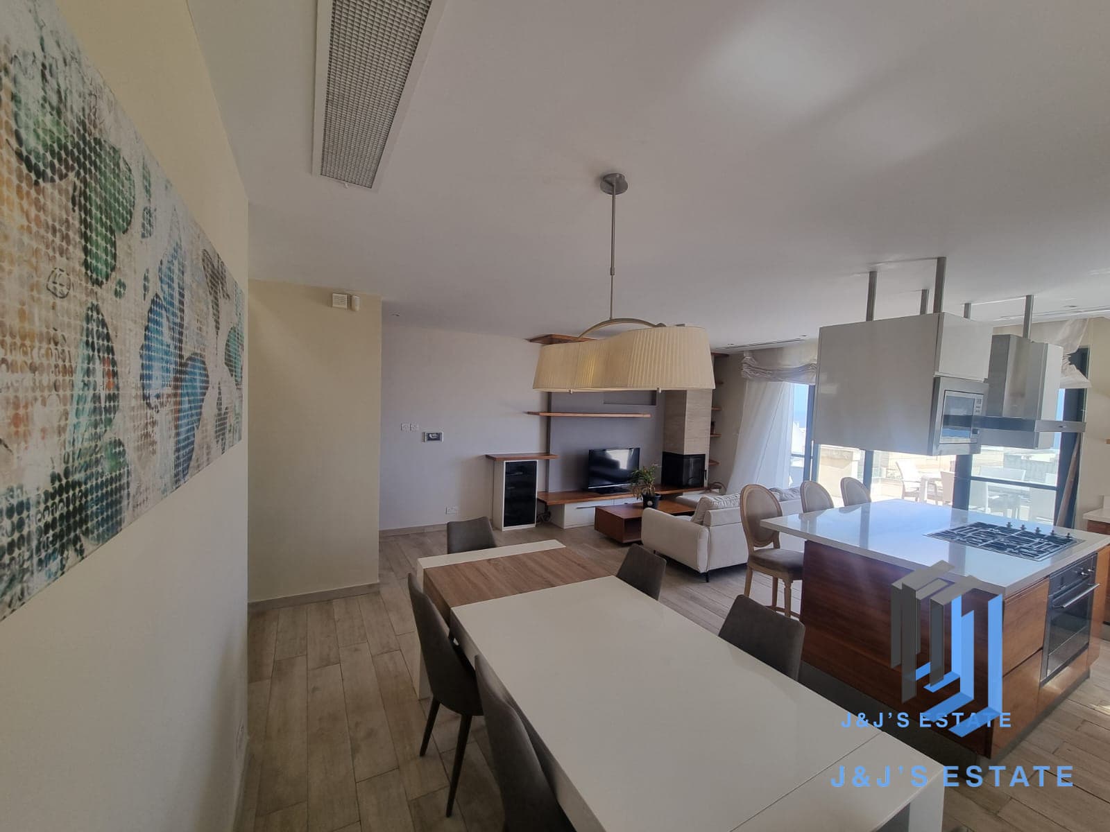 Spacious 3-Bedroom Penthouse / Townhouse with Sea Views - Pembroke · 6