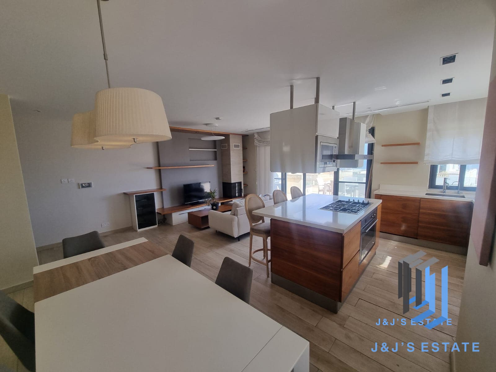 Spacious 3-Bedroom Penthouse / Townhouse with Sea Views - Pembroke · 7