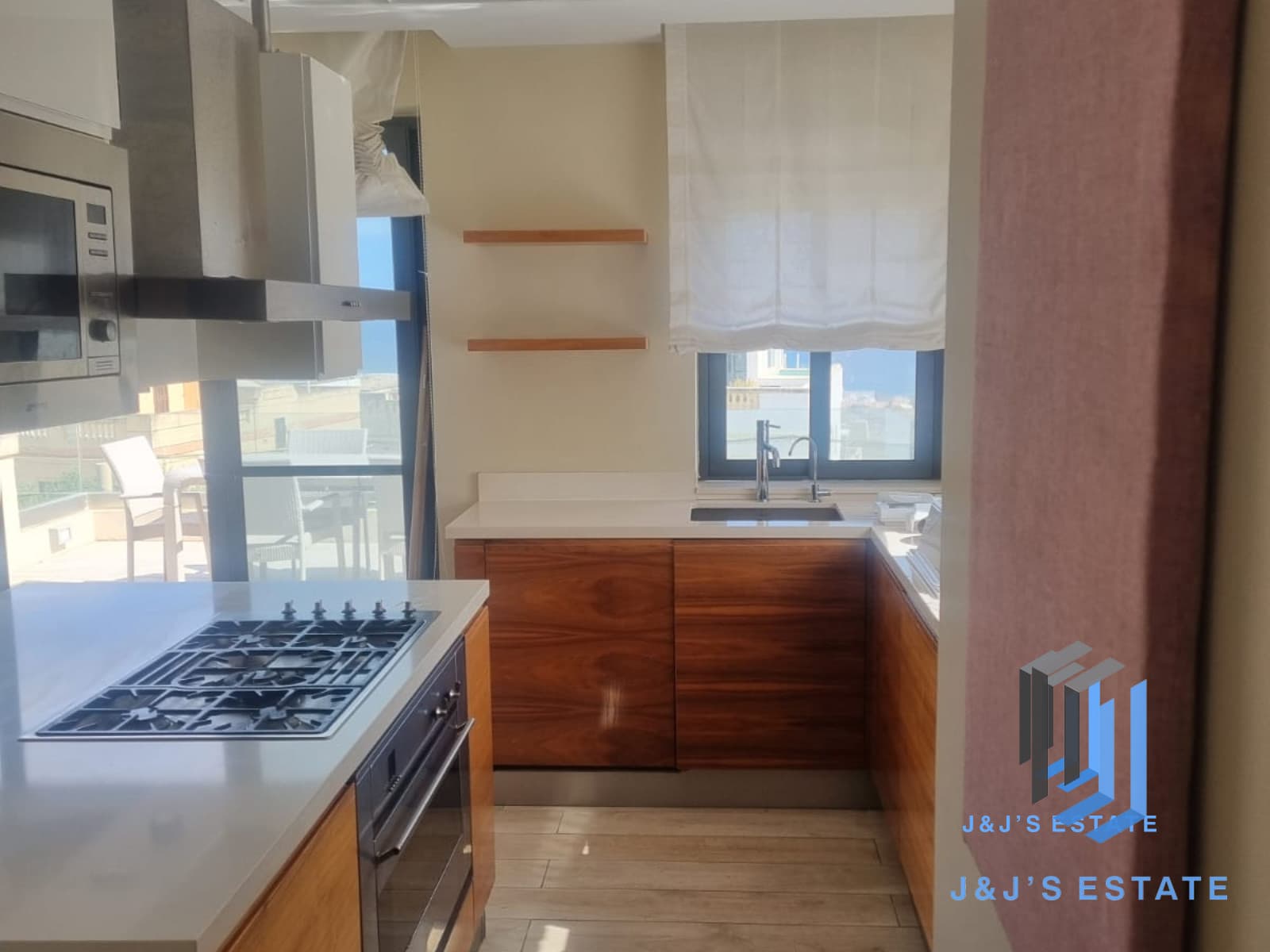 Spacious 3-Bedroom Penthouse / Townhouse with Sea Views - Pembroke · 8