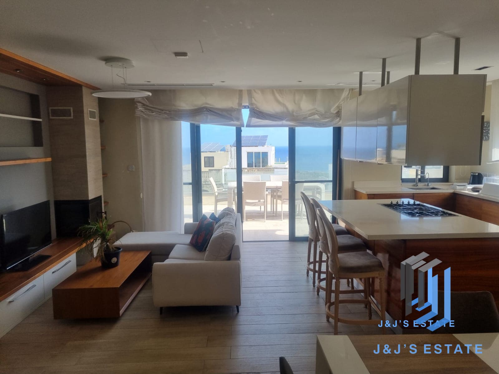 Spacious 3-Bedroom Penthouse / Townhouse with Sea Views - Pembroke · 9