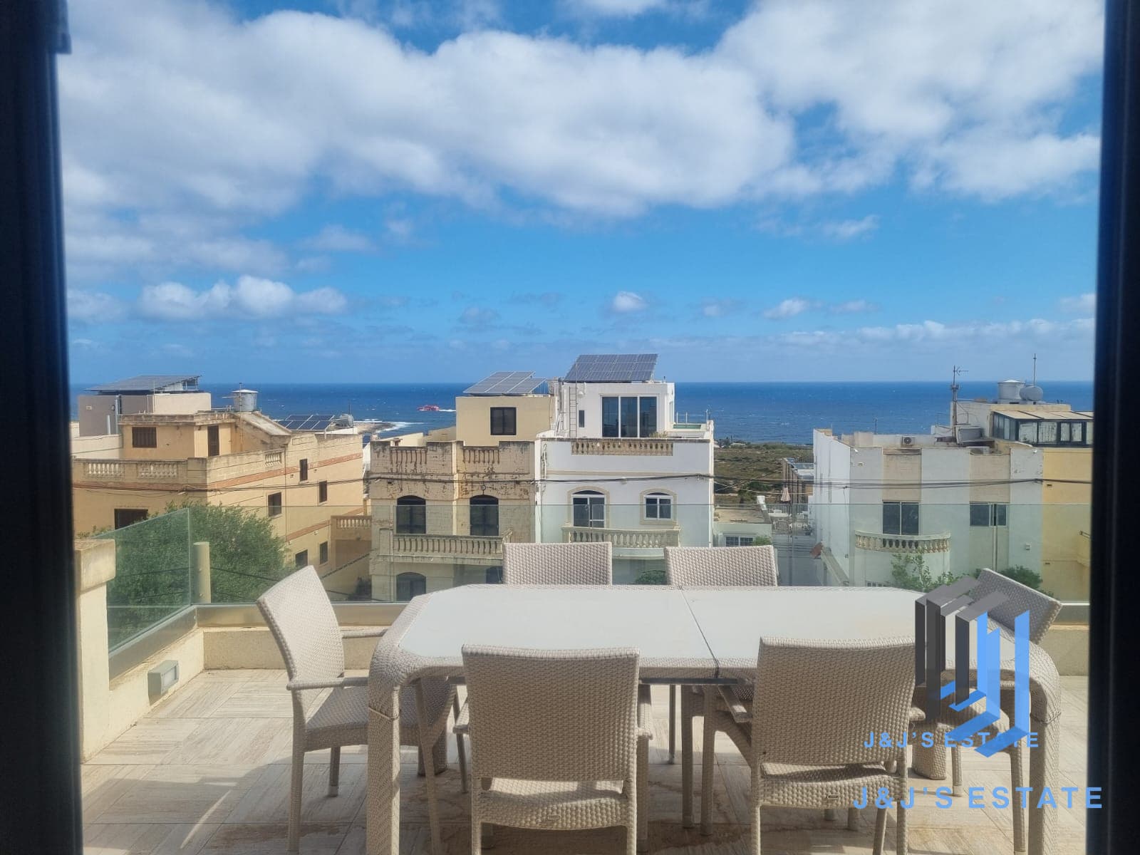 Spacious 3-Bedroom Penthouse / Townhouse with Sea Views - Pembroke · 10