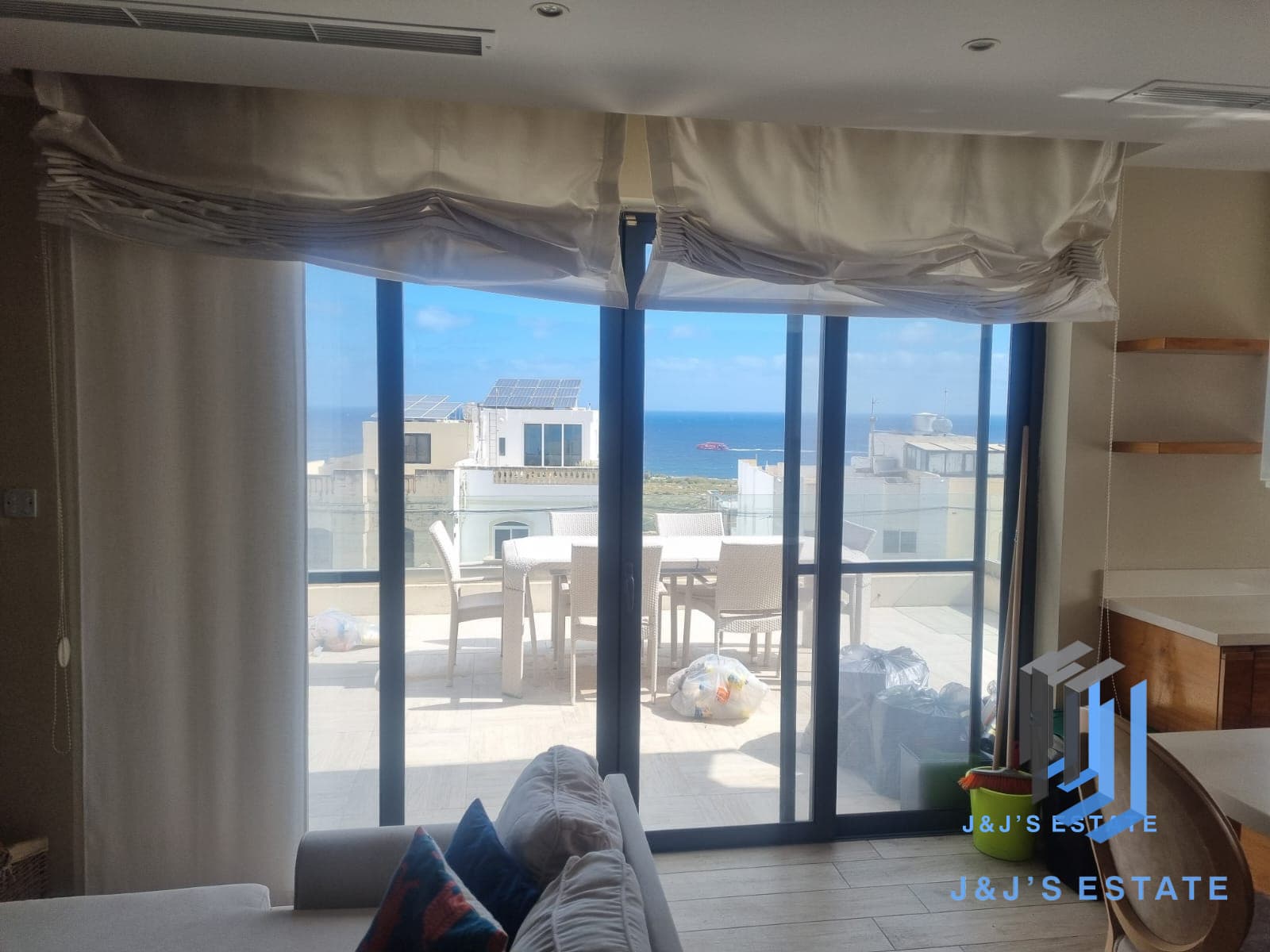 Spacious 3-Bedroom Penthouse / Townhouse with Sea Views - Pembroke · 11