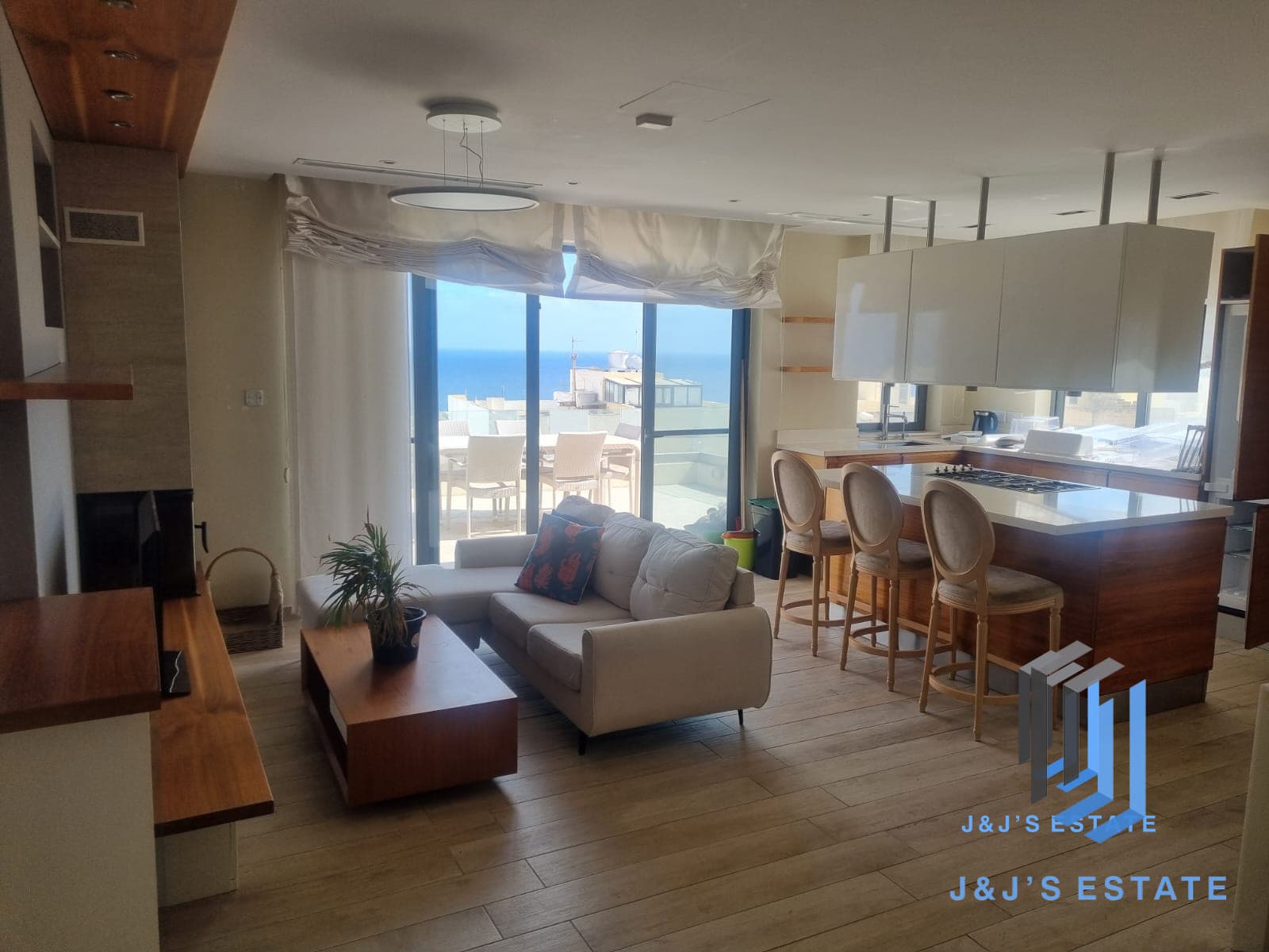 Spacious 3-Bedroom Penthouse / Townhouse with Sea Views - Pembroke · 12