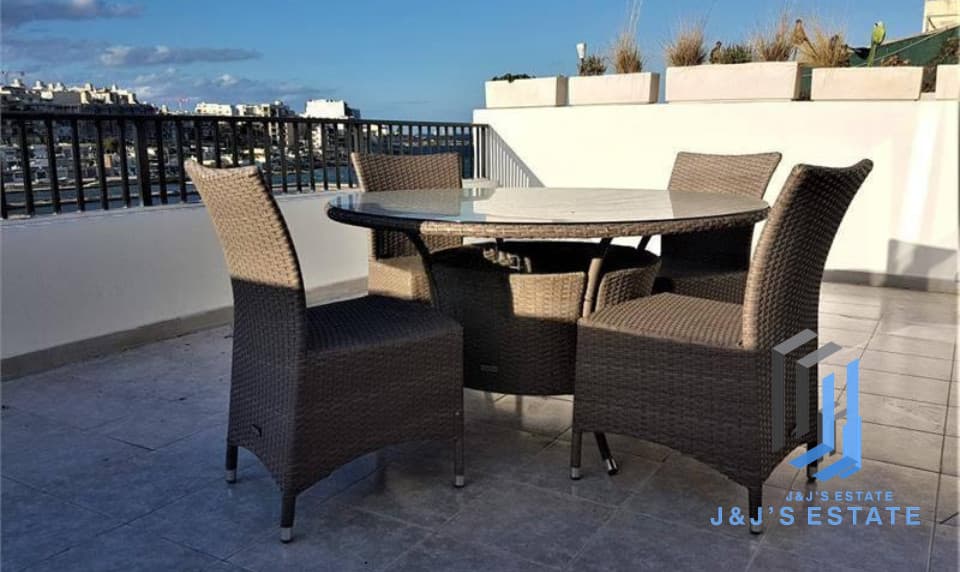 Seafront 2-Bedroom Penthouse with Stunning Views in Salina, Naxxar · 3