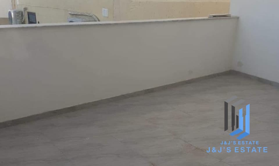 Modern 2-Bedroom Apartment with Backyard in Iklin · 2