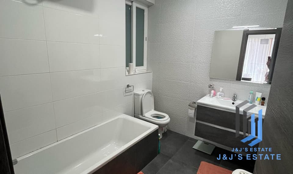 Modern 2-Bedroom Apartment with Backyard in Iklin · 13