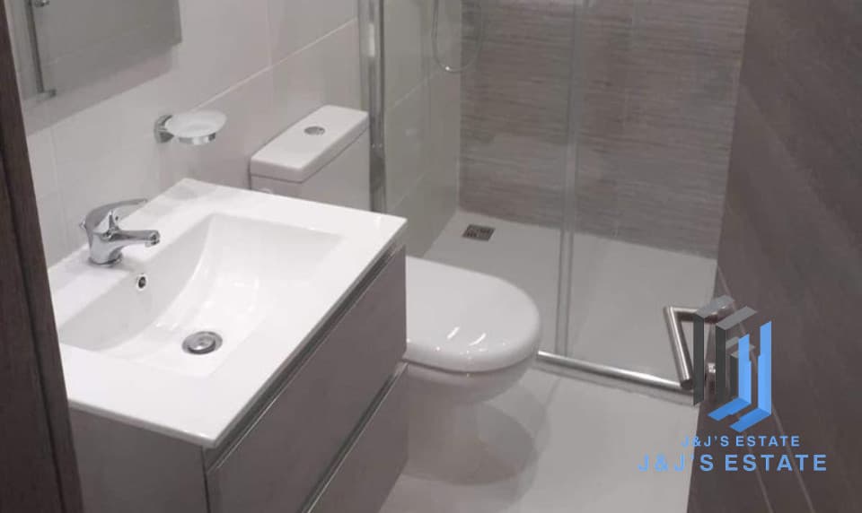 Modern 2-Bedroom Apartment with Backyard in Iklin · 15