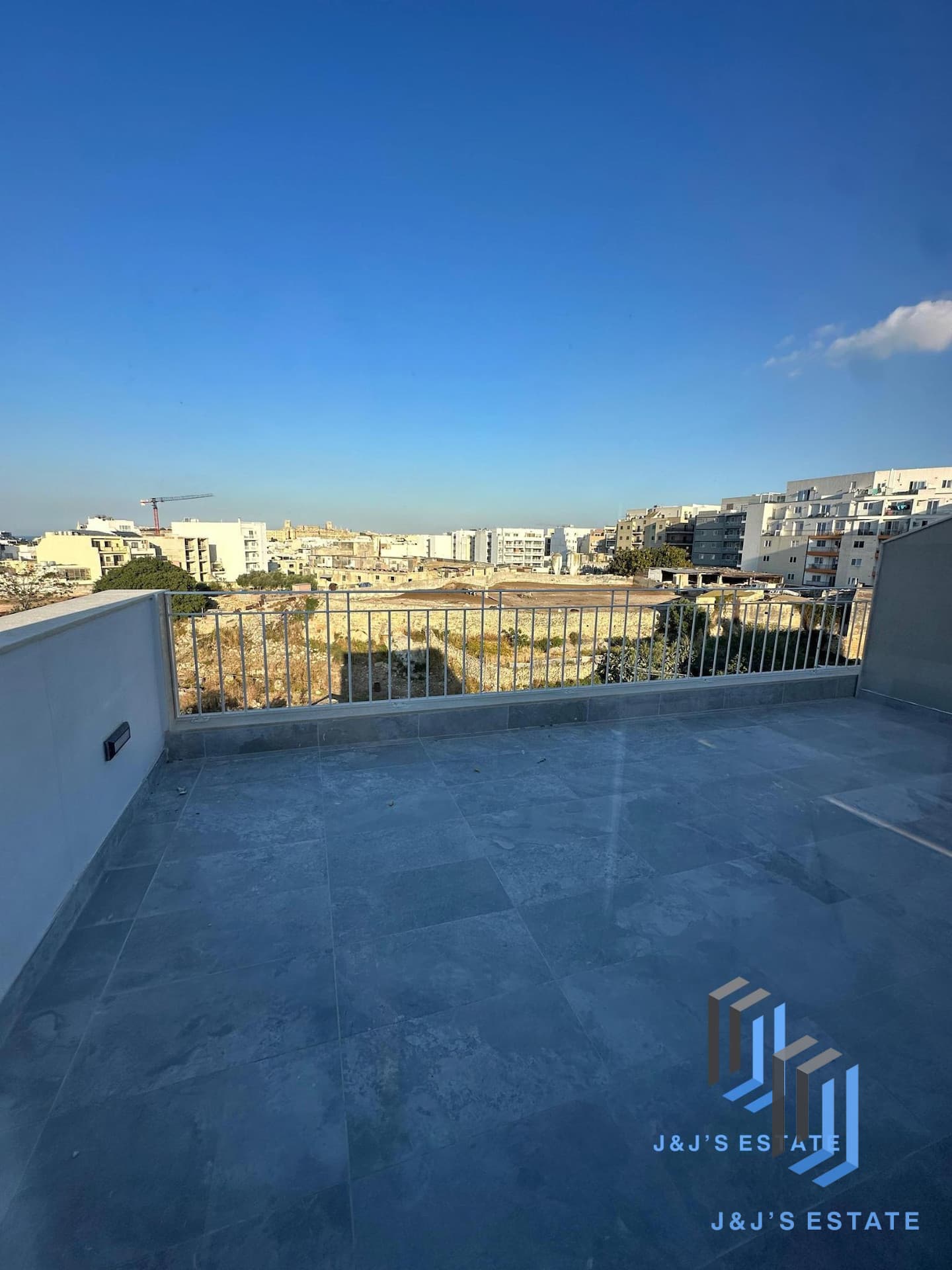 Modern 1-Bedroom Penthouse in Msida with City Views · 5