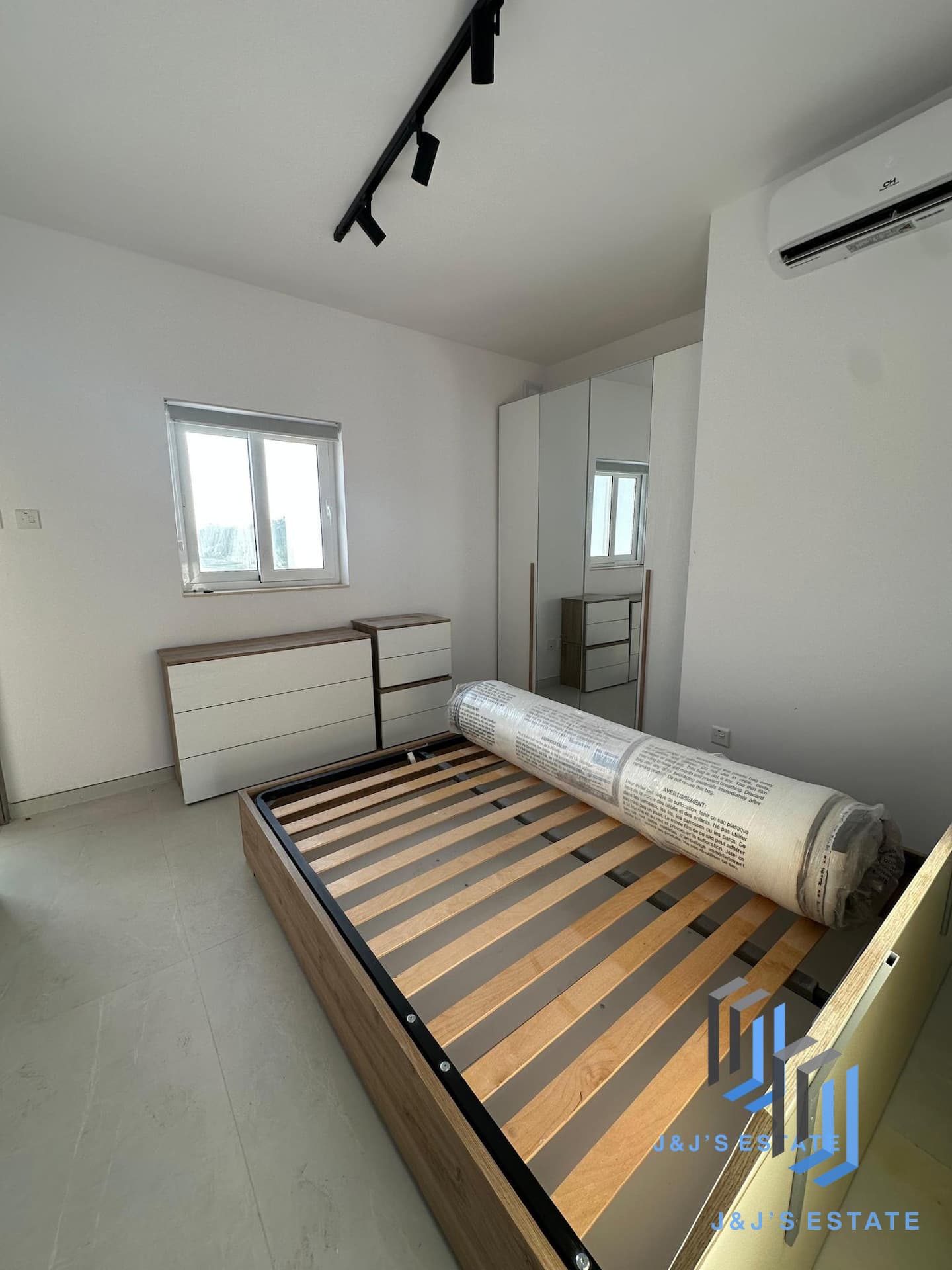 Modern 1-Bedroom Penthouse in Msida with City Views · 6
