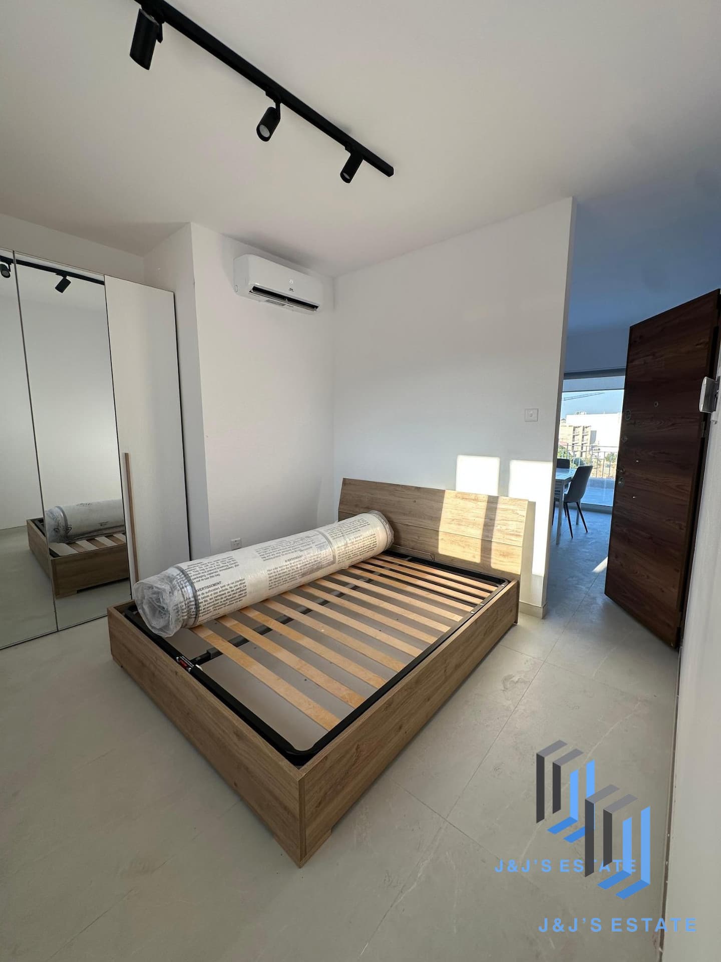 Modern 1-Bedroom Penthouse in Msida with City Views · 11
