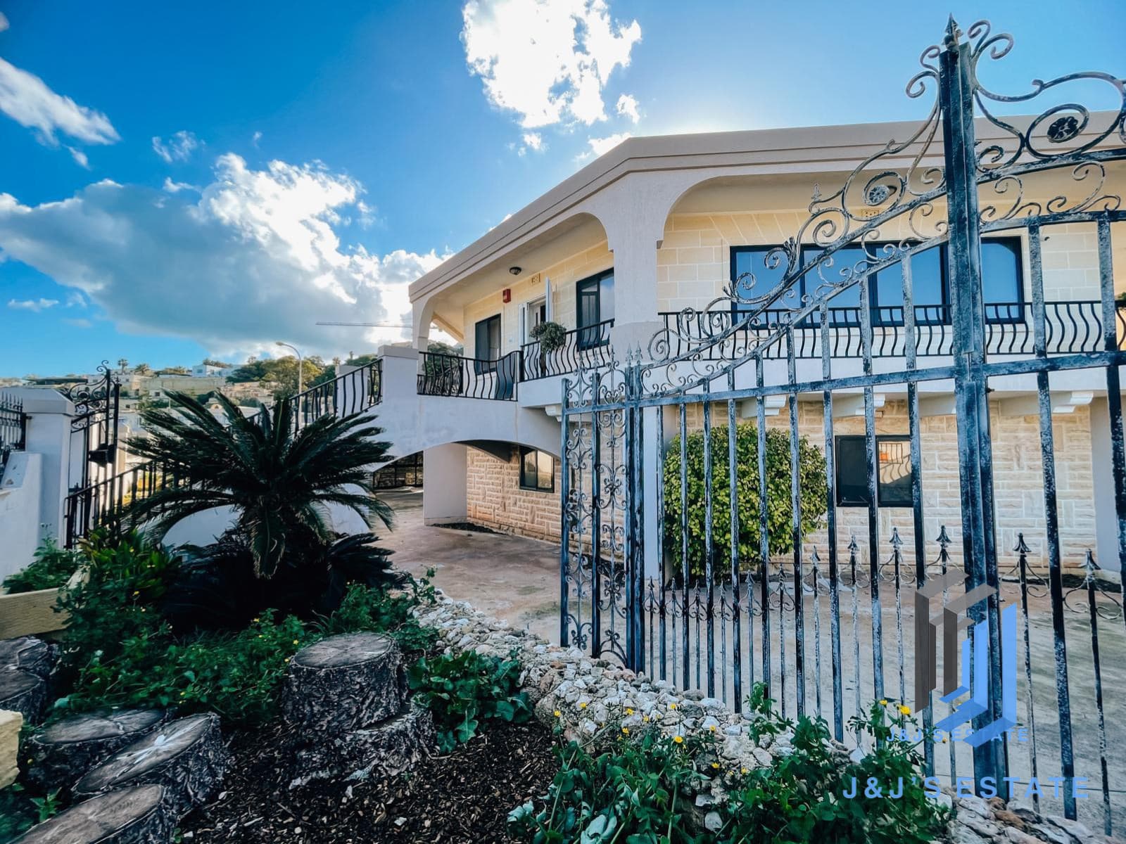 Modern 5-Bedroom Villa with Pool in Mellieha · 2