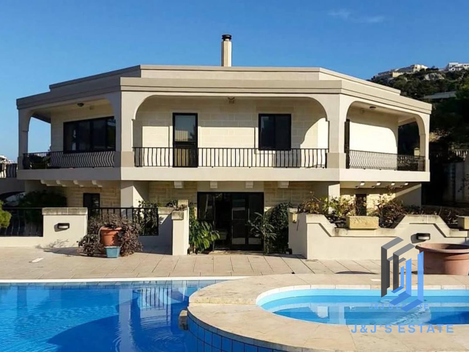 Modern 5-Bedroom Villa with Pool in Mellieha · 3