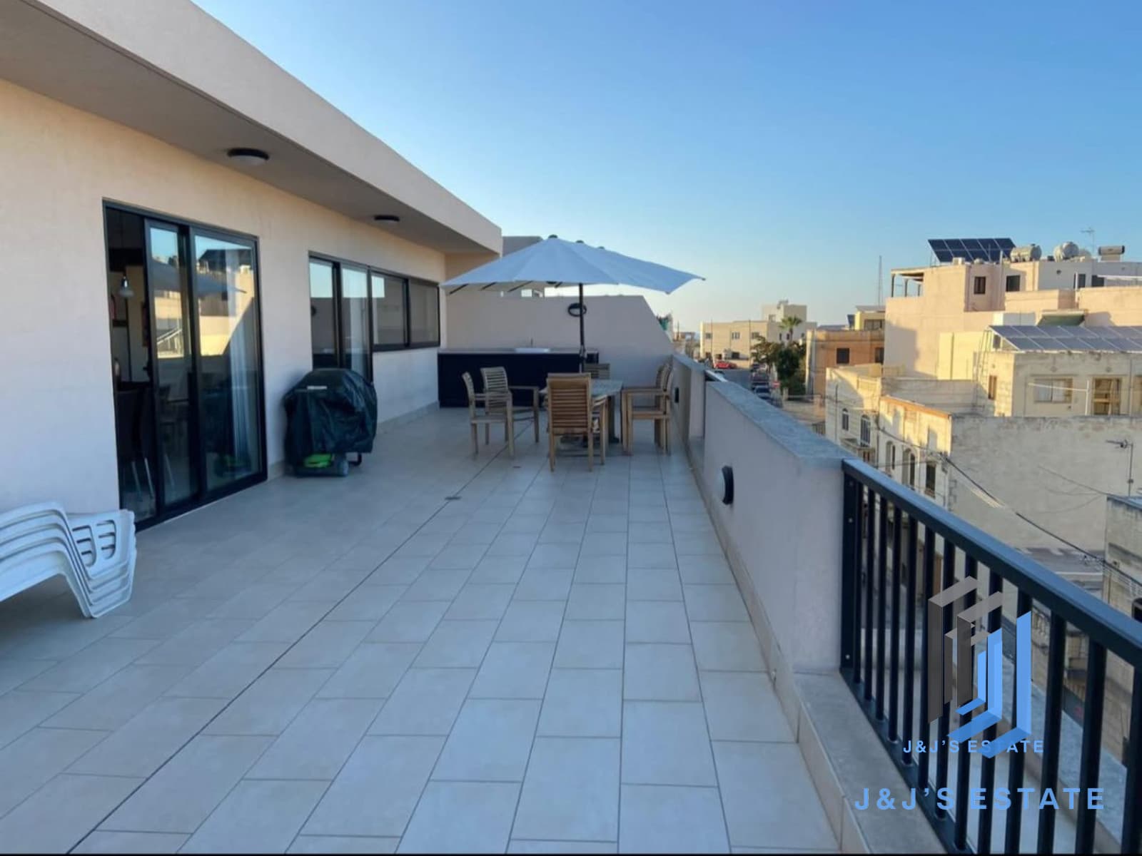 Luxurious Penthouse with Huge Terrace & Harbour Views in Kalkara · 6