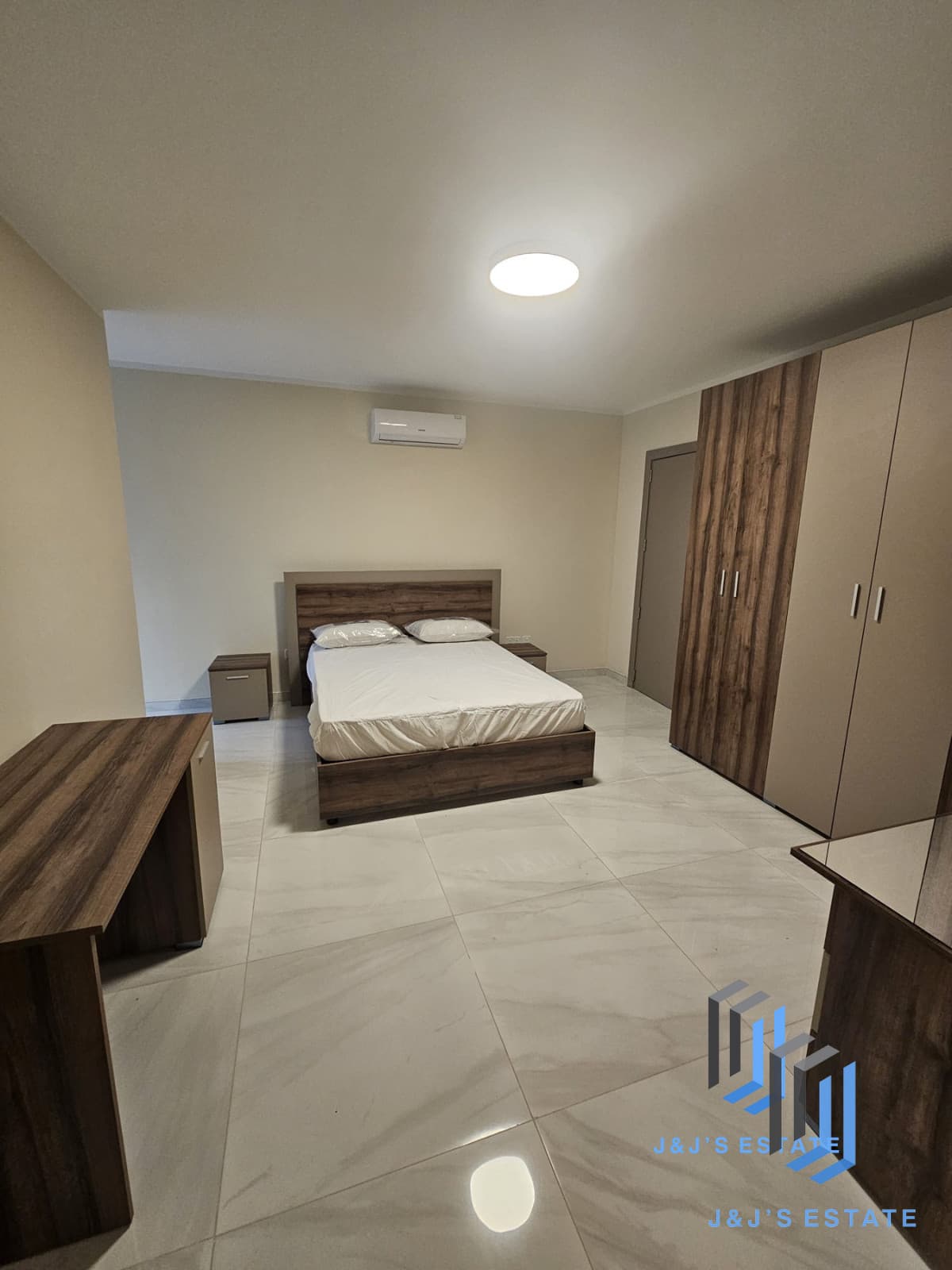 Modern 2-Bedroom Penthouse with Balcony in Qawra · 2
