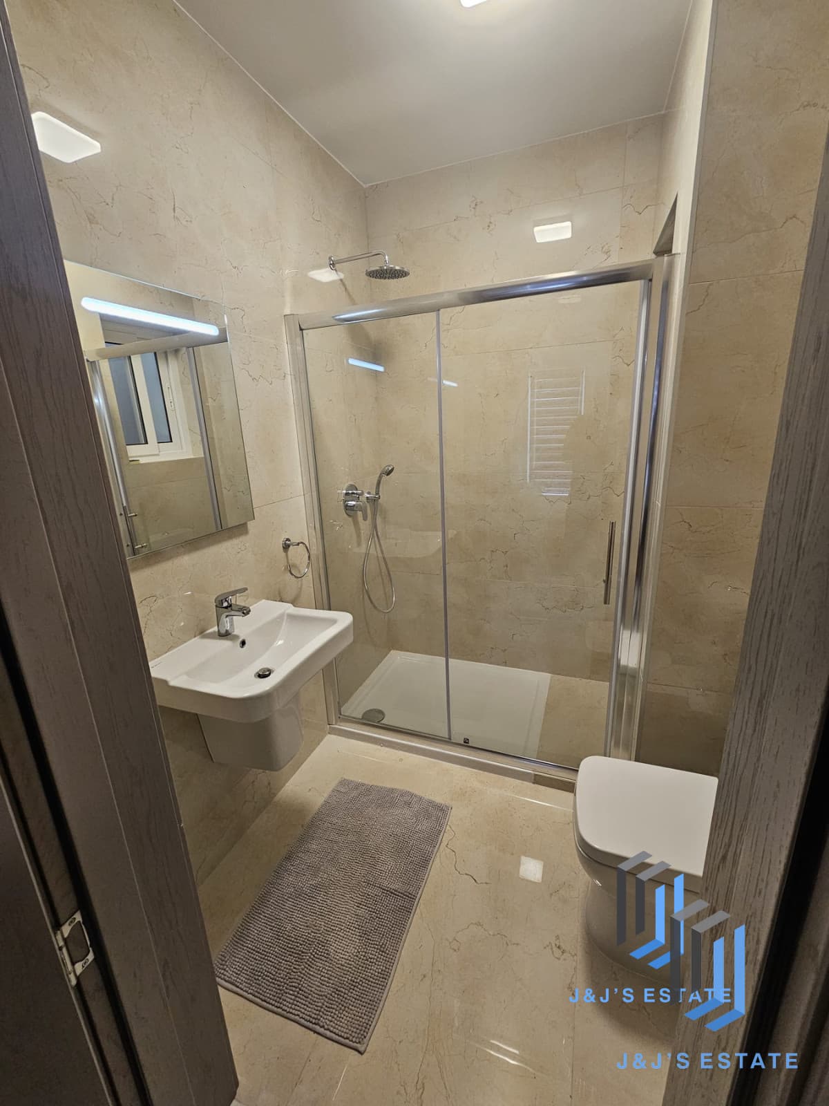 Modern 2-Bedroom Penthouse with Balcony in Qawra · 3
