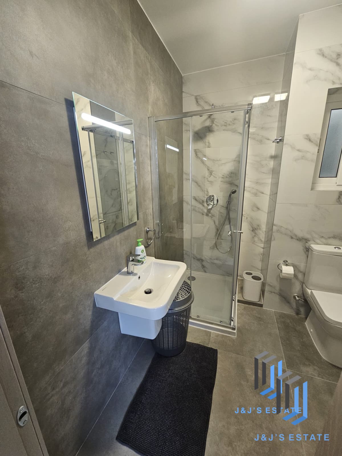 Modern 2-Bedroom Penthouse with Balcony in Qawra · 4