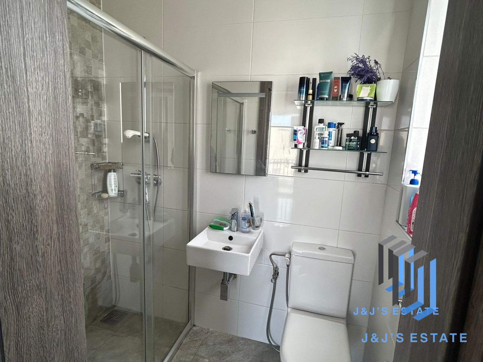 Bright & Spacious 3-Bedroom Apartment in Iklin · 12