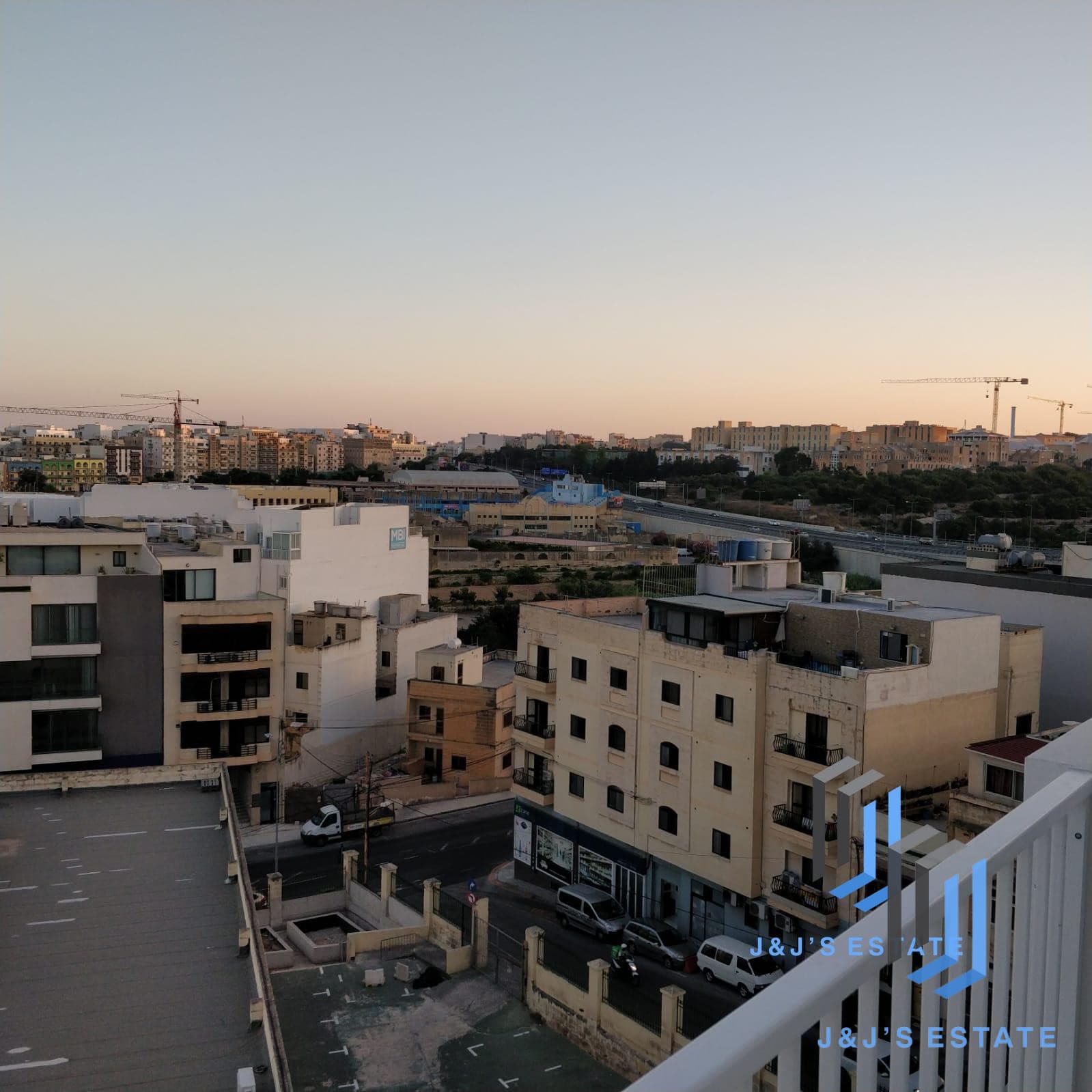 Modern 3-Bedroom Penthouse with Terrace in Gzira · 2
