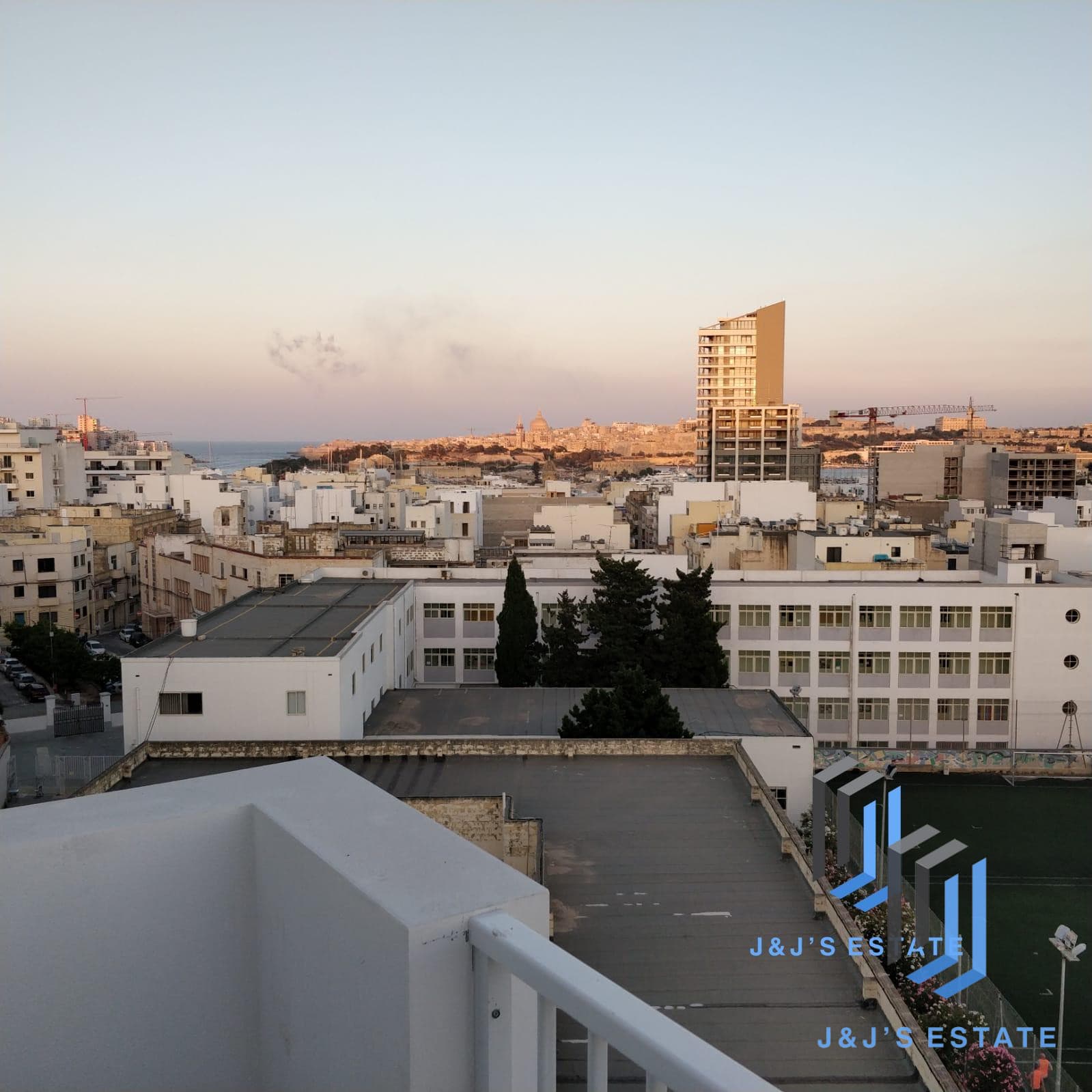Modern 3-Bedroom Penthouse with Terrace in Gzira · 8