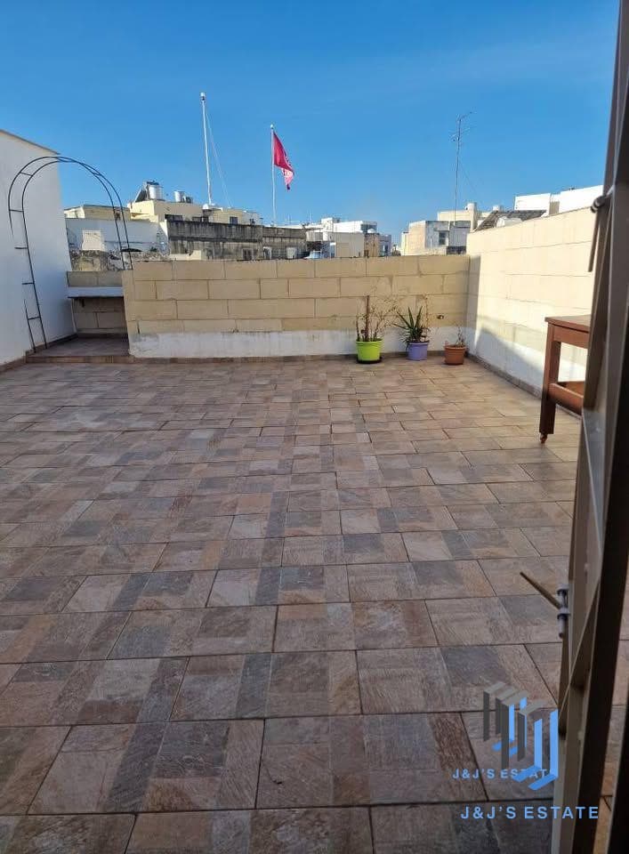 Modern 2-Bedroom Maisonette with Roof & Balcony in Qormi · 7