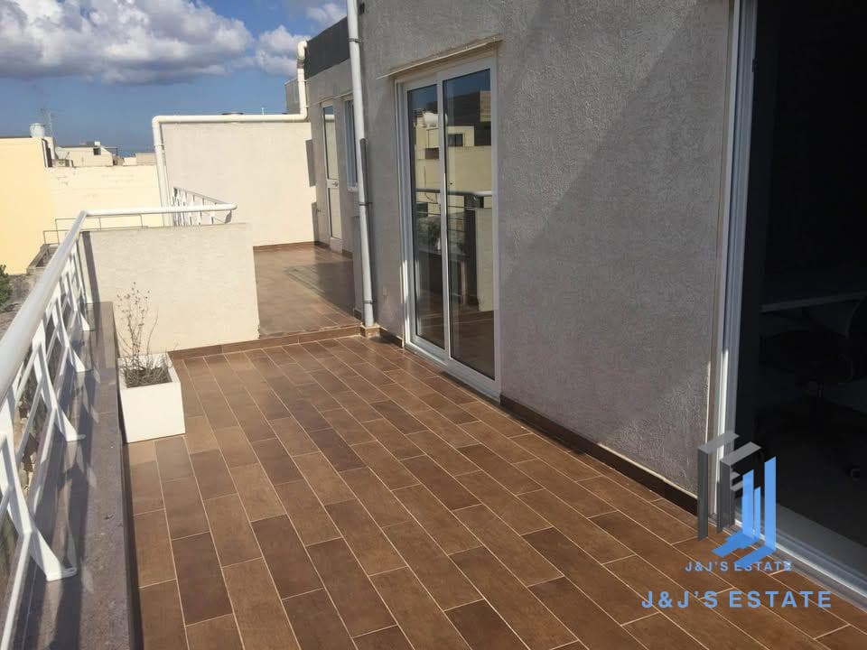 Beautiful Large Penthouse Overlooking a Garden in Siggiewi · 3