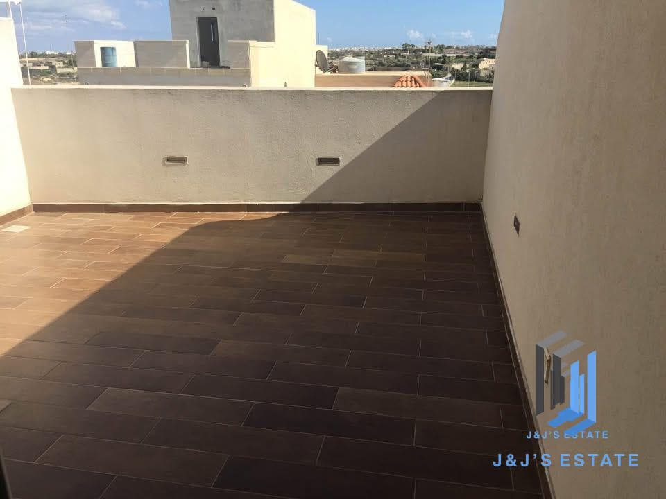 Beautiful Large Penthouse Overlooking a Garden in Siggiewi · 9