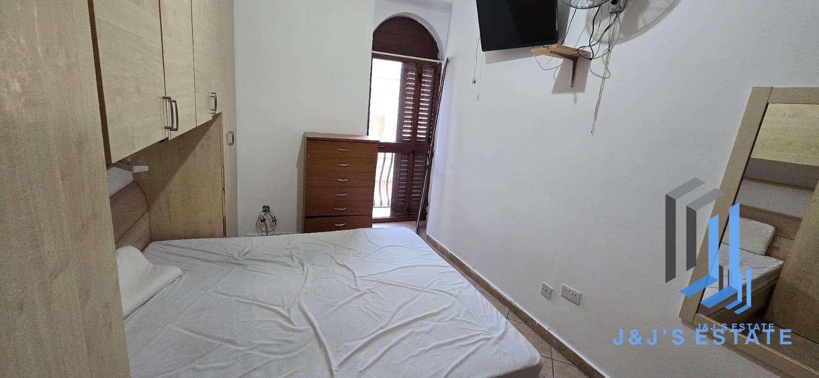 Two-bedroom apartment with private roof in Birżebbuġa · 2