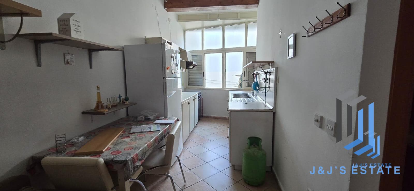 Two-bedroom apartment with private roof in Birżebbuġa · 4