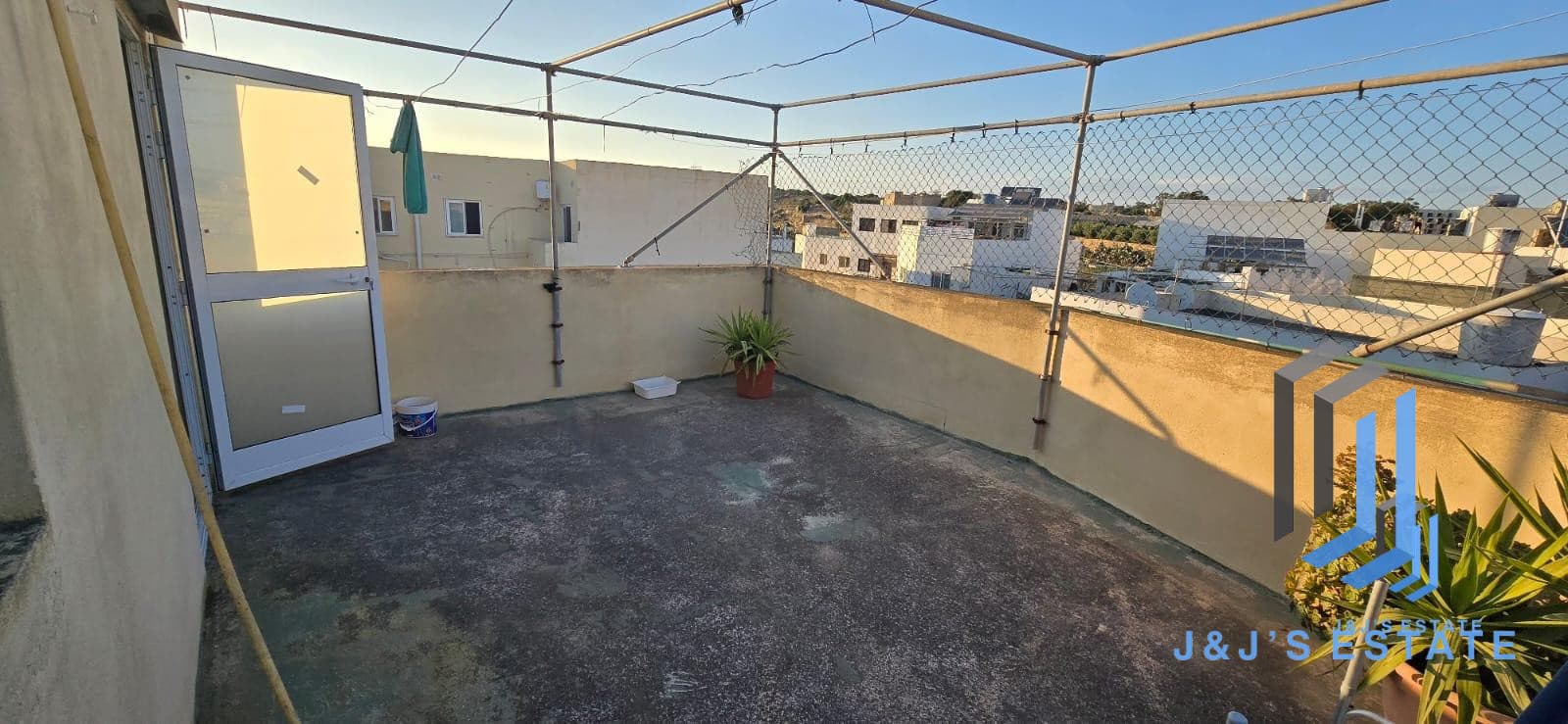 Two-bedroom apartment with private roof in Birżebbuġa · 5