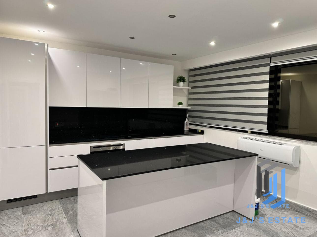 Modern 2-Bedroom Penthouse in Central Sliema · 12