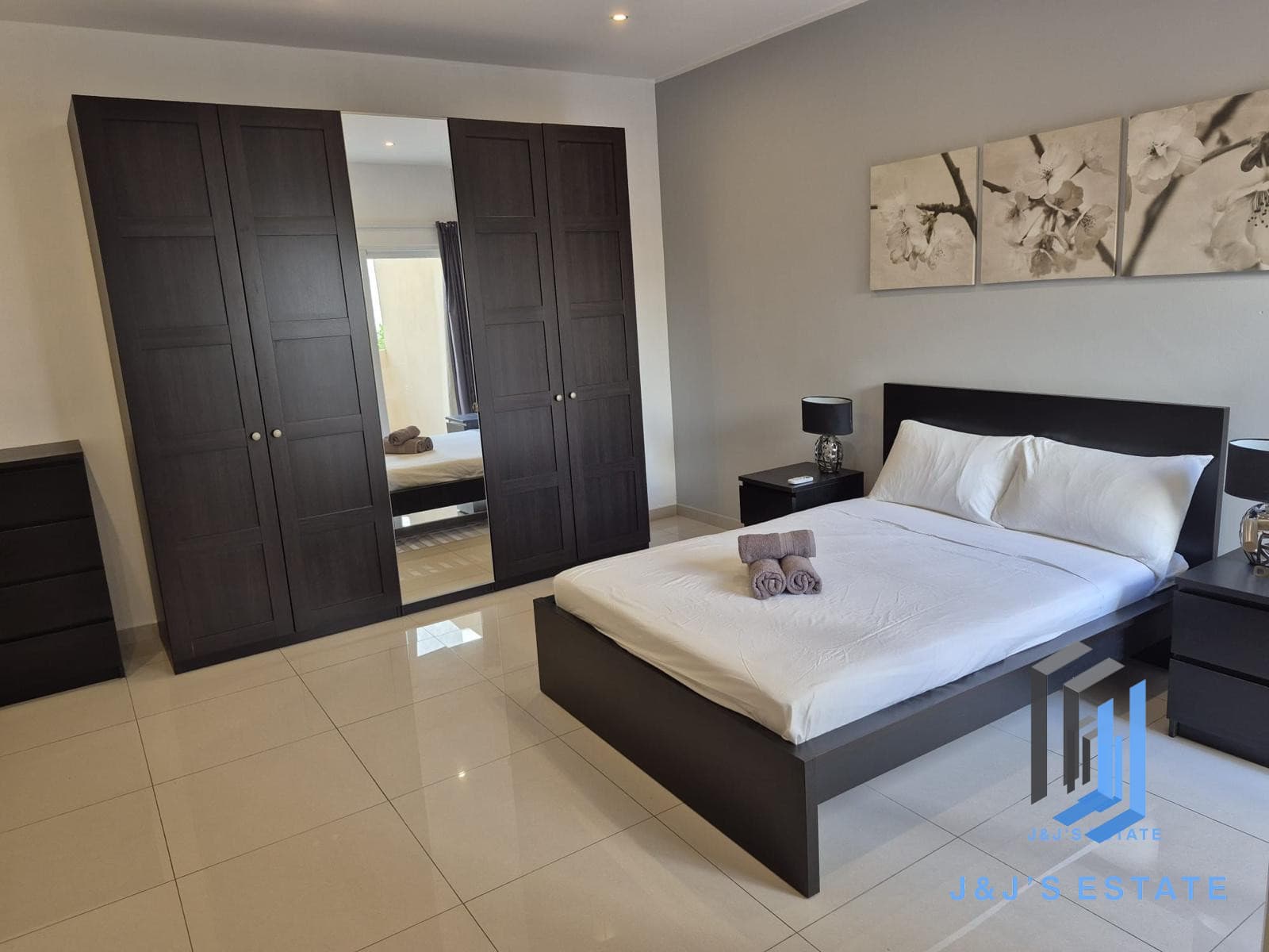 Three-bedroom apartment with ensuites in central Gzira · 3